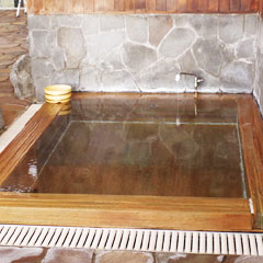 ヒノキ湧水風呂