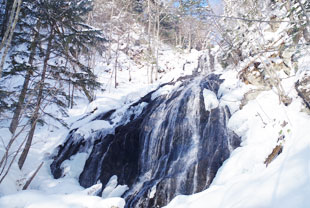 スノーシューで行く真冬の霞の滝